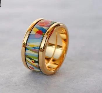 Anel redondo de joias esmaltadas cloro, decorado com anel de ouro grosso, padrão de casa de rua