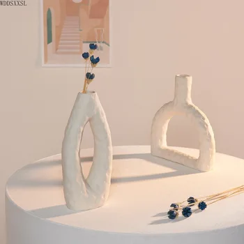 Europos kūrybos geometrinis menas smulkių šviežių baltos keramikos vaza, kavinė valgomasis lentelę namuose gyvena kambaryje, gėlių kompozicijų vaza